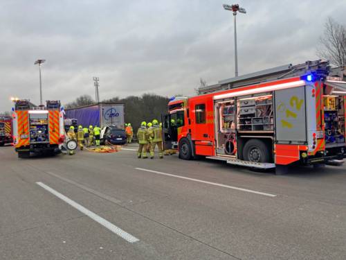 Auffahrunfall auf der BAB7, in den ein LKW und ein PKW verwickelt waren.